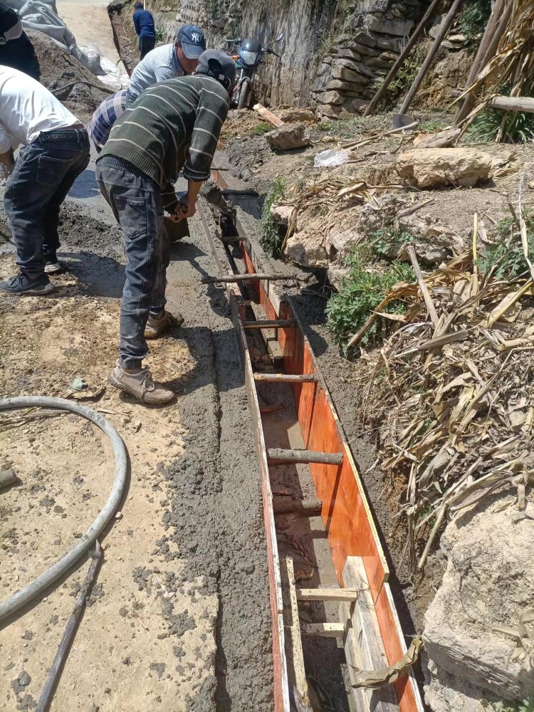 从架模板到浇灌水泥，色妈底群众都会干。杨洪程 (2).jpg