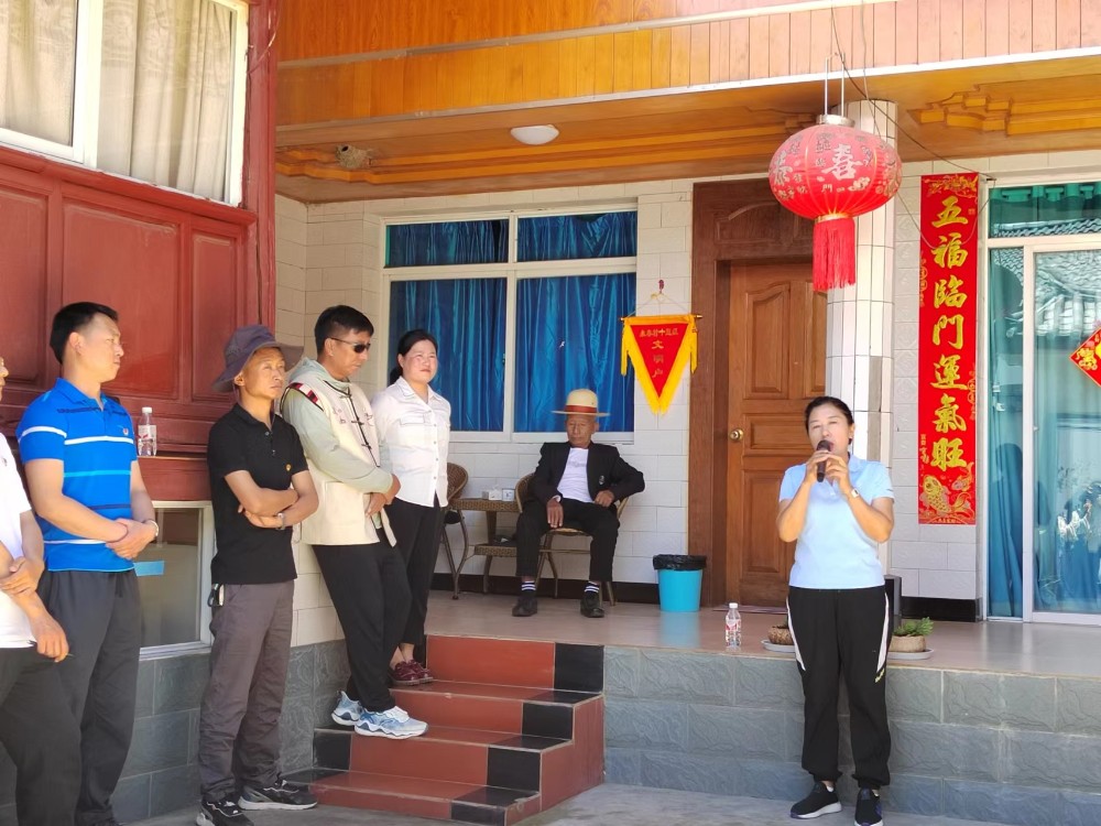 保和镇党委、政府以典型引路法推进民主法制村建设。图为永春村则那十星级文明户向前来观摩学习的干部介绍情况。杨洪程.jpg
