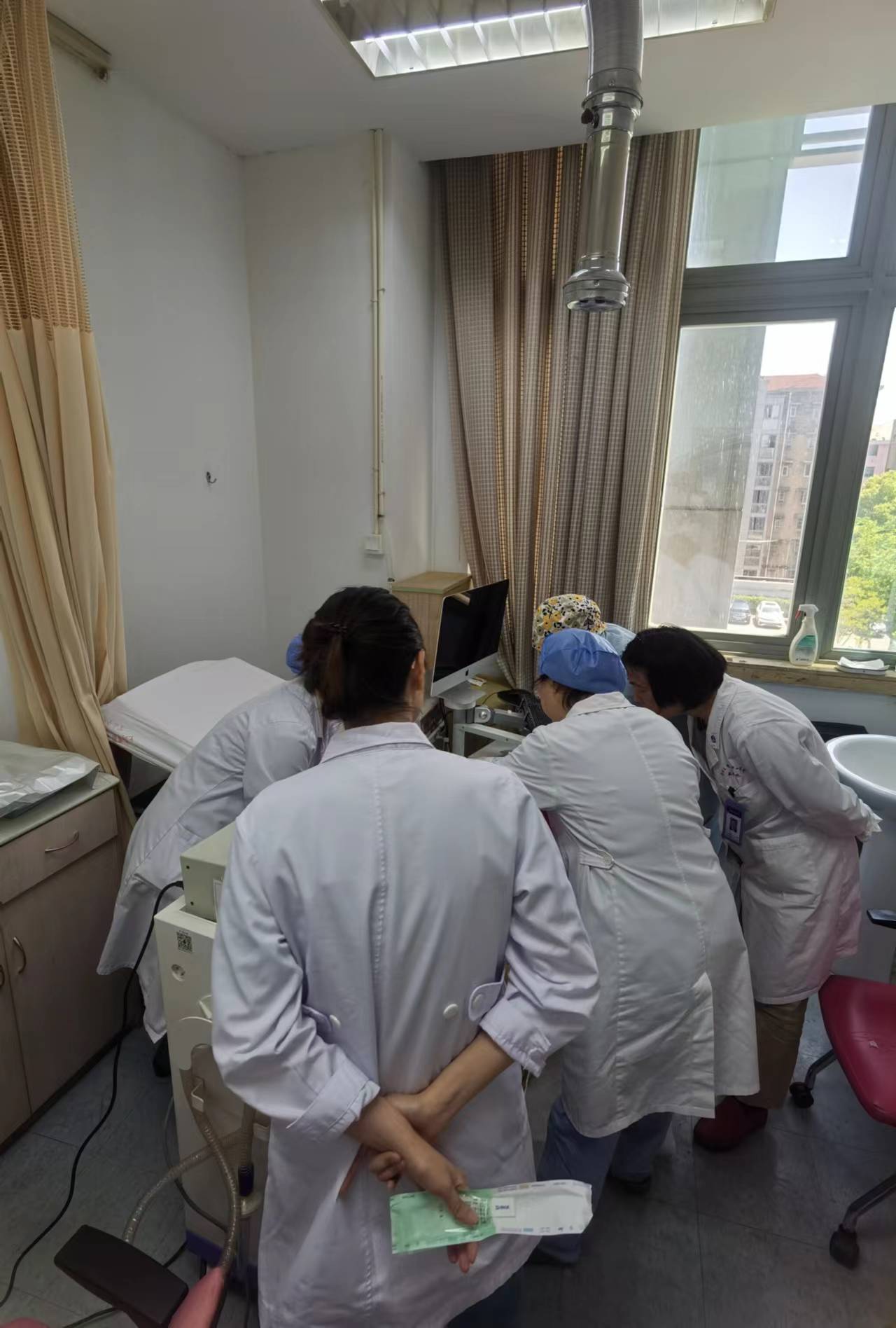 1721112506402042093.jpg 带教老师手把手传授技术。.jpg