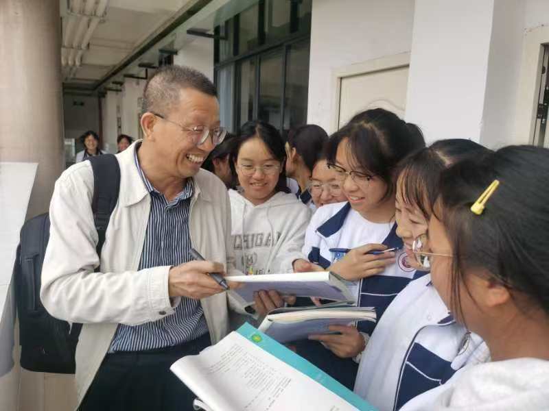 专家团成员面对面指导高三学生。.jpg