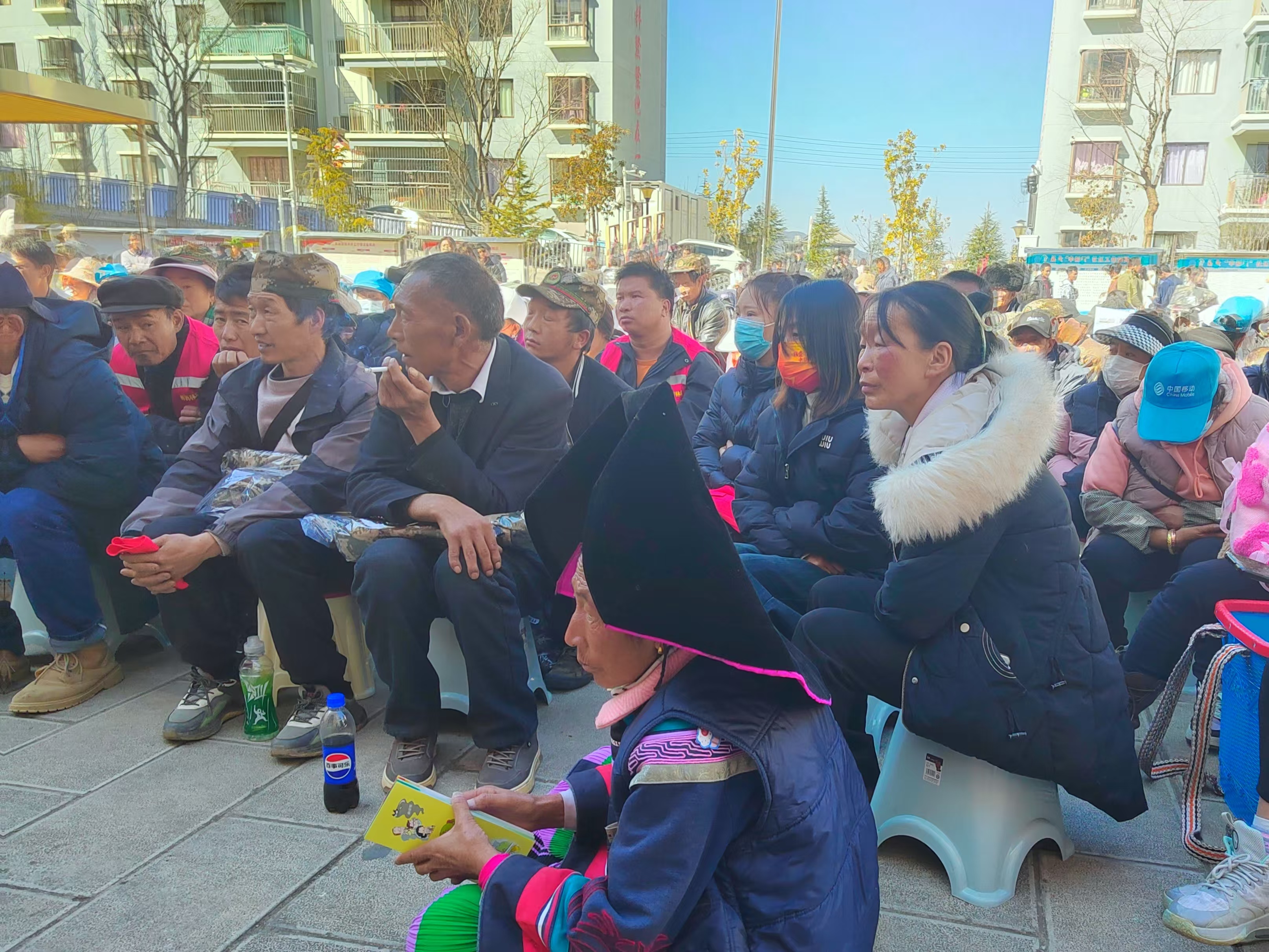 认真听人社部门负责人讲解就业政策。.jpg